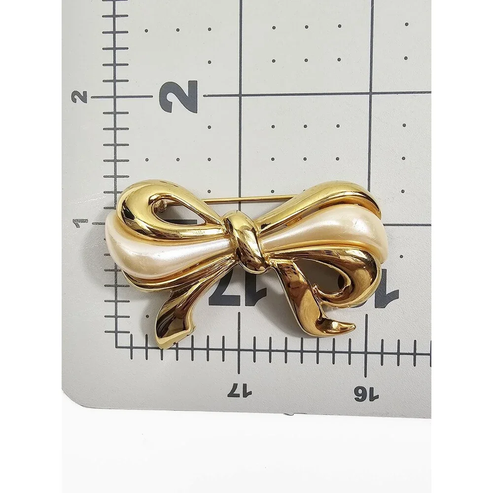 Napier Vintage Gold Tone Ribon Faux Pearl Accent Brooch
